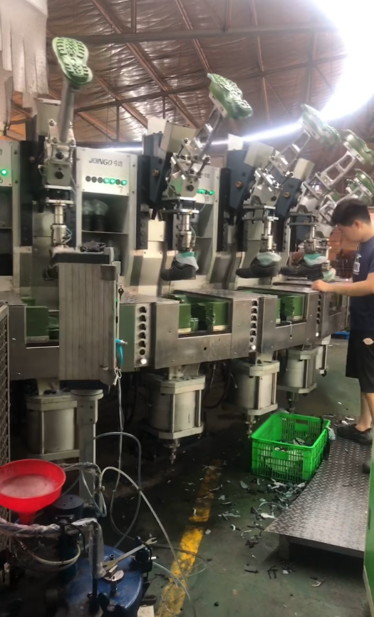 Blog công ty mới nhất về Giới thiệu một cỗ máy sản xuất giày làm việc